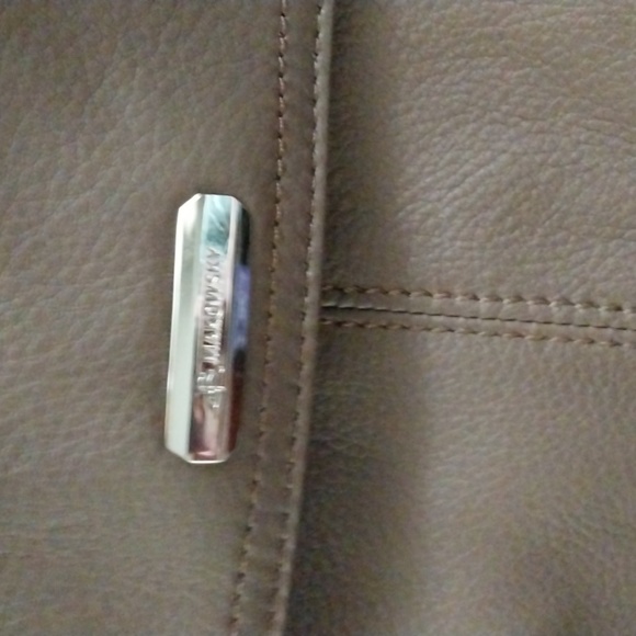 B Makowsky convertible back pack/shoulder/cross body bag. Never used NWOT - Picture 6 of 9